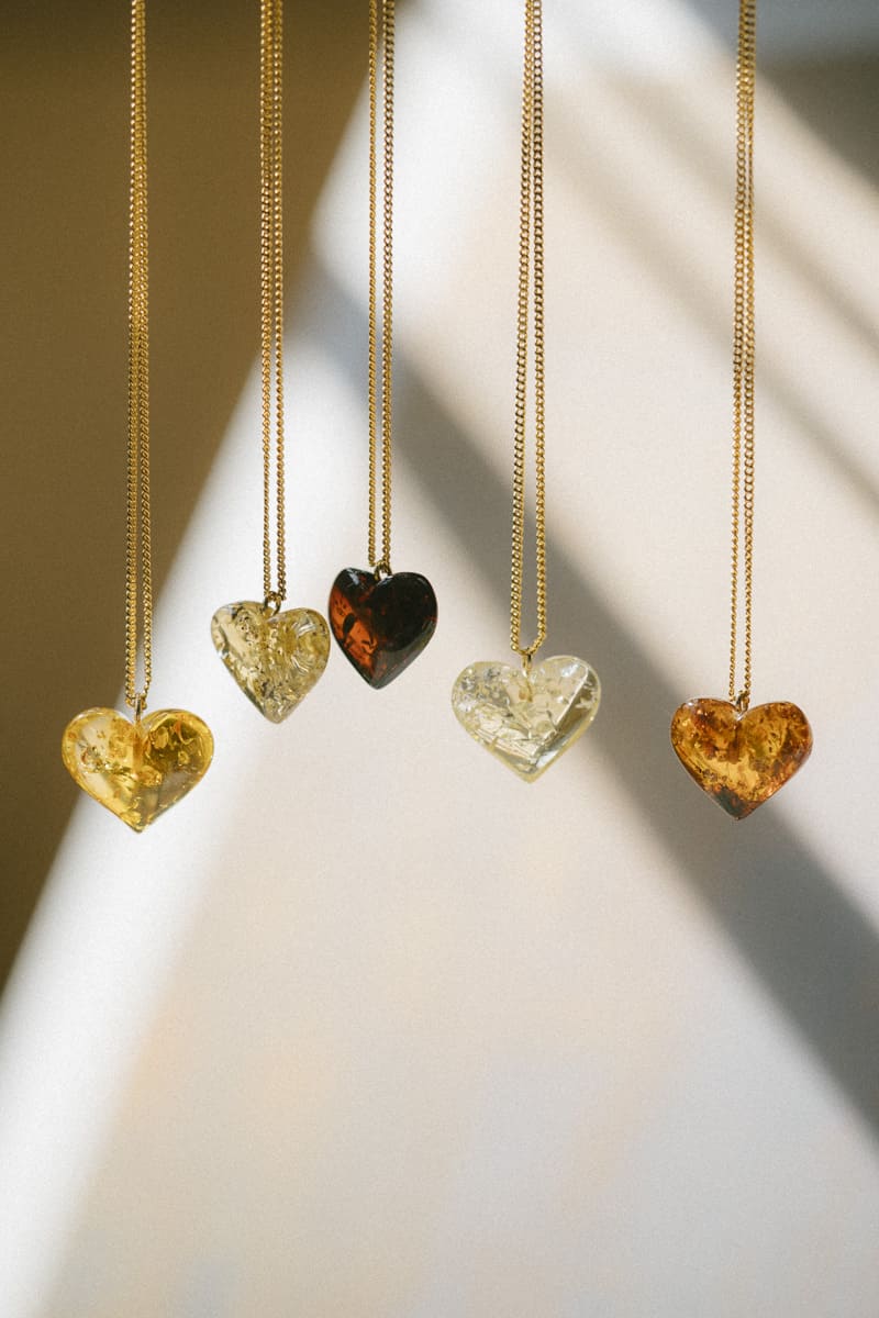 Dzintara kaklarota "Sirds"