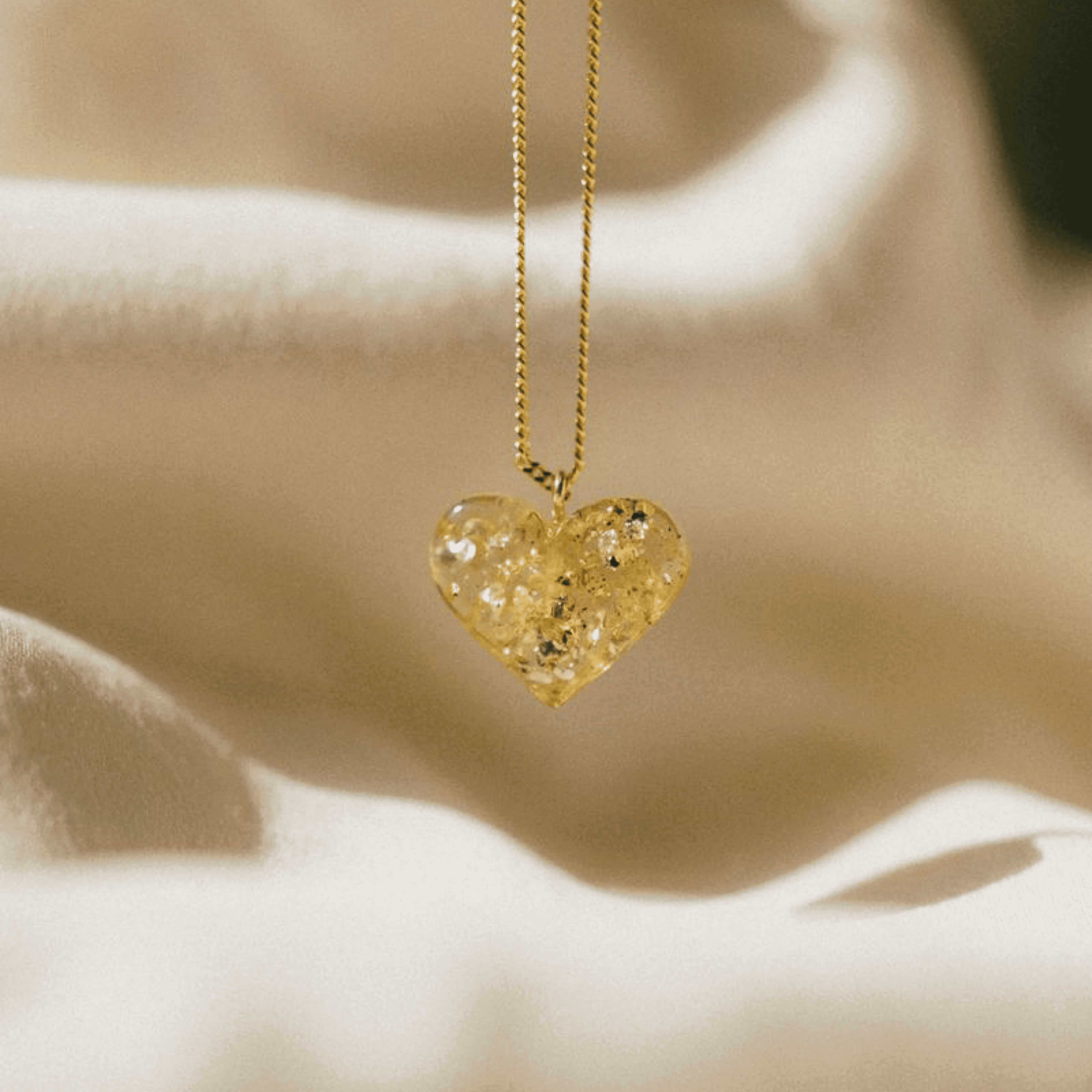 Dzintara kulons "Sirds"