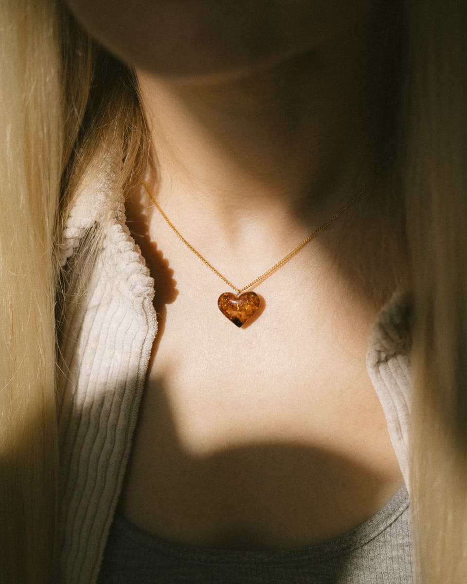 Dzintara kaklarota "Sirds"