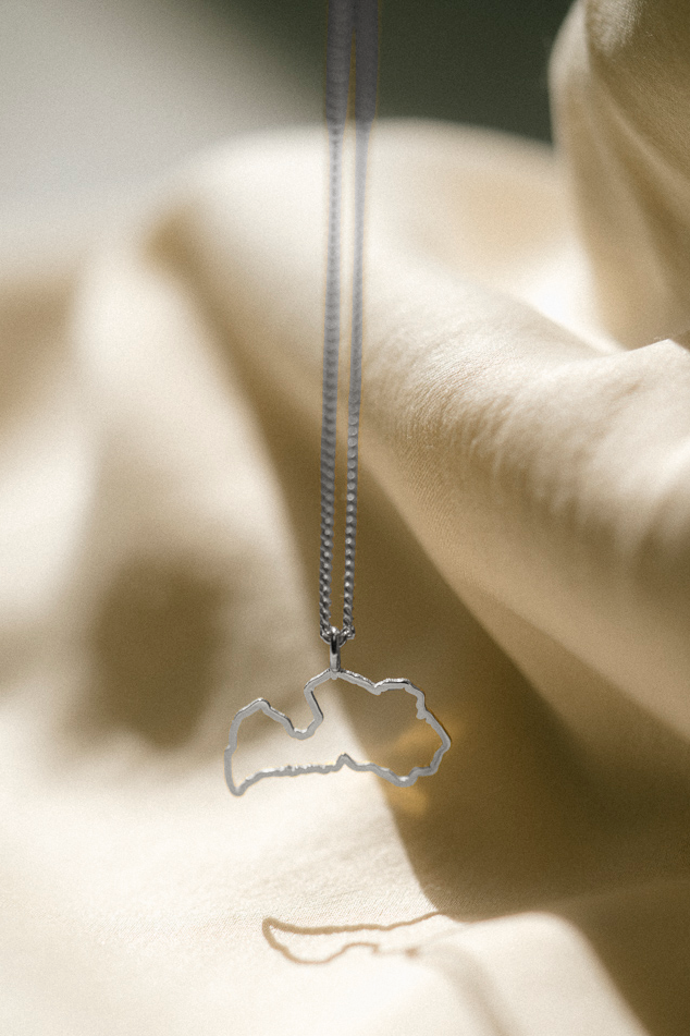 Sudraba kulons "Latvija"