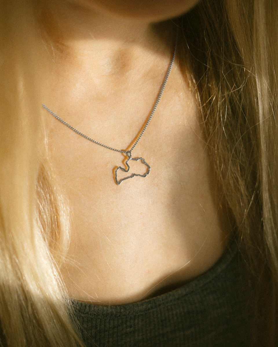 Sudraba kulons "Latvija"