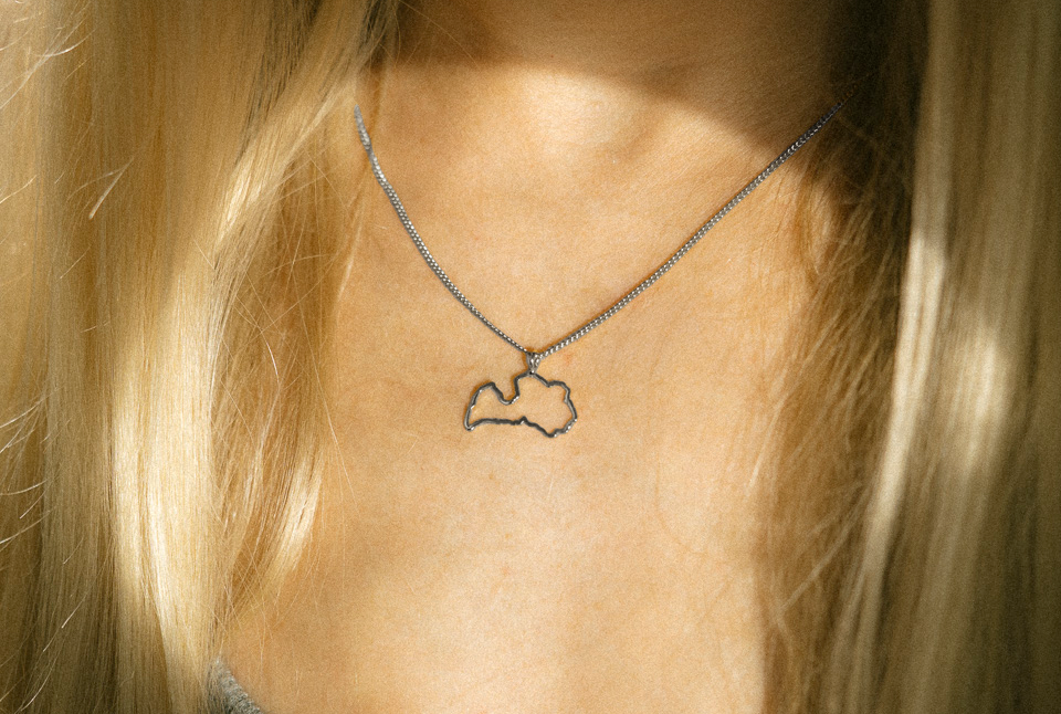 Sudraba kulons "Latvija"