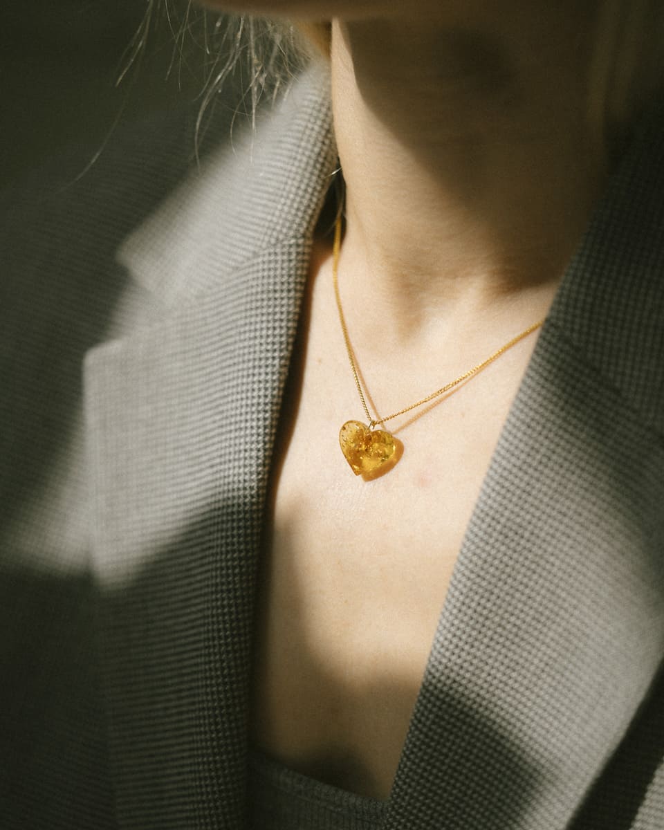 Dzintara kaklarota "Sirds"