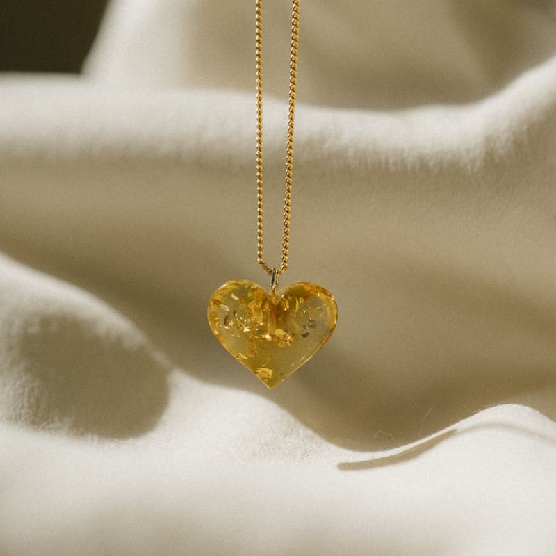 Dzintara kaklarota "Sirds"