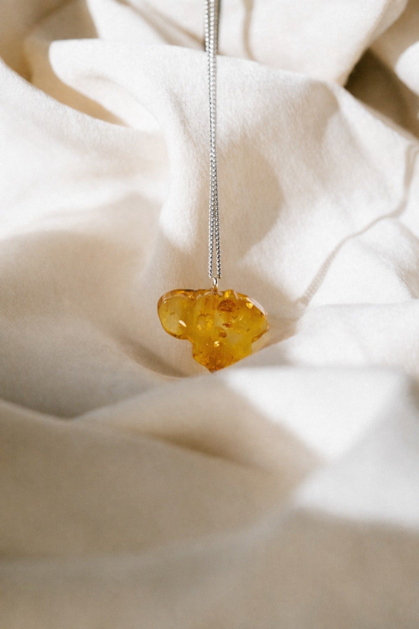 Gintarinis pakabukas "Lietuva"