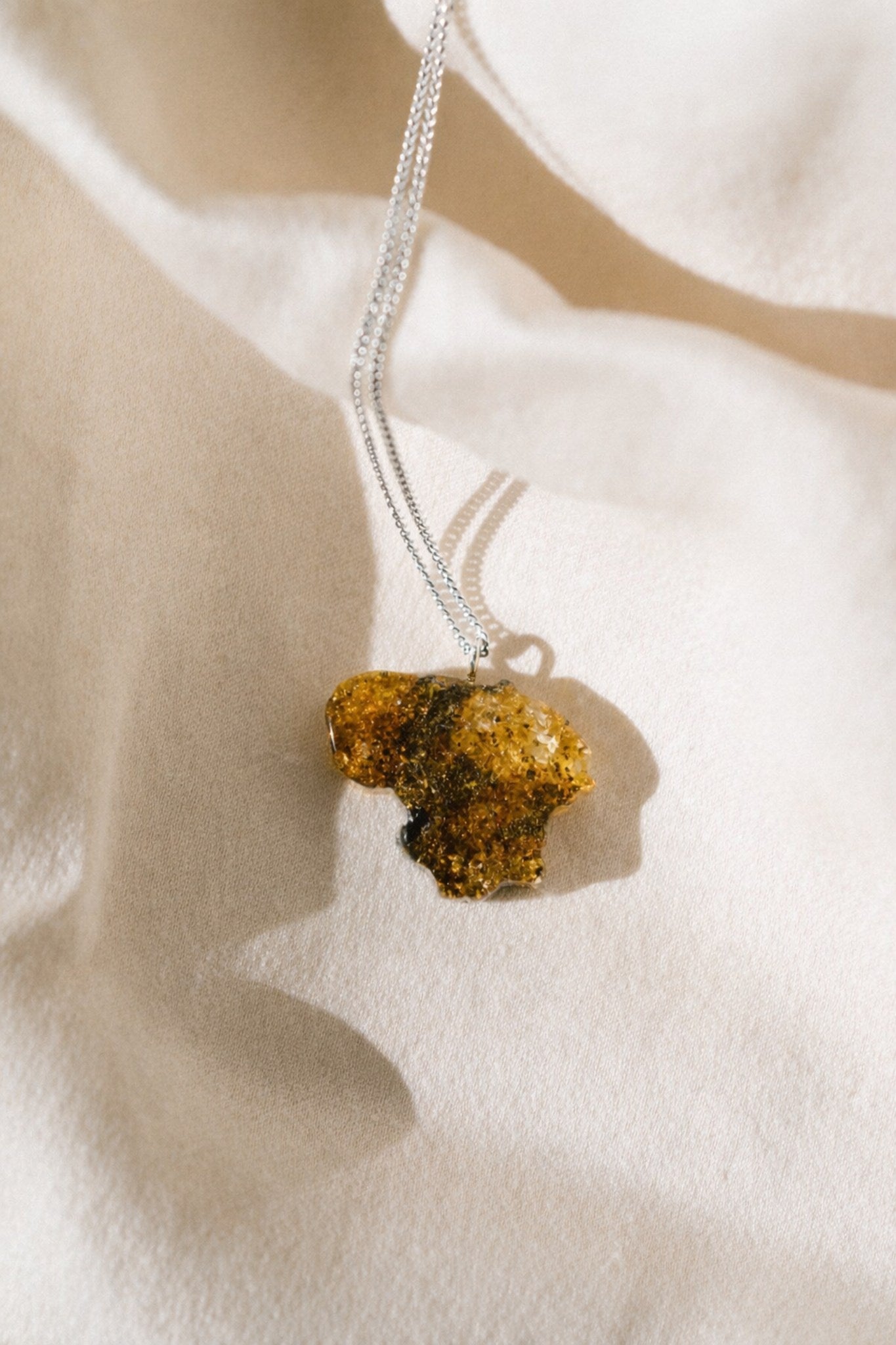 Gintarinis pakabukas "Lietuva"