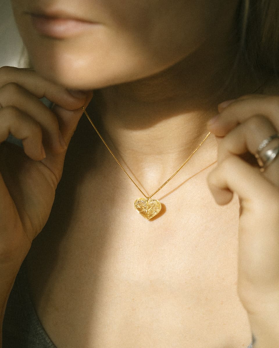 Dzintara kaklarota "Sirds"